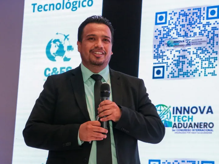 Marco Cruz presenting the SIDERAA system at the Innova Tech Aduanero international conference